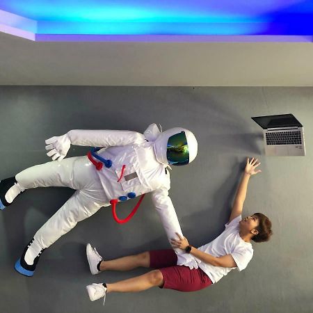 Met A Space Pod @ Asoke Банкок Екстериор снимка