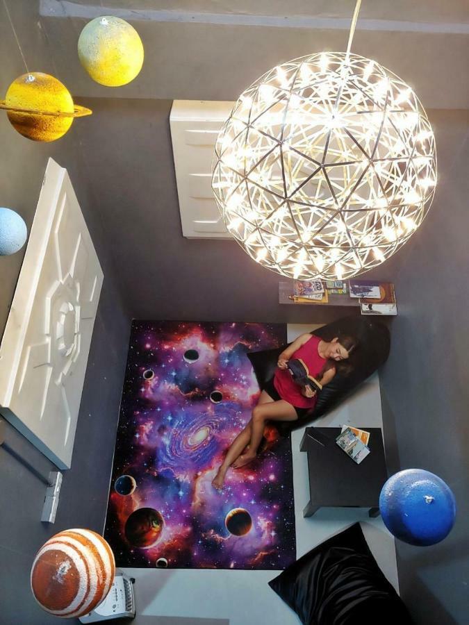 Met A Space Pod @ Asoke Банкок Екстериор снимка