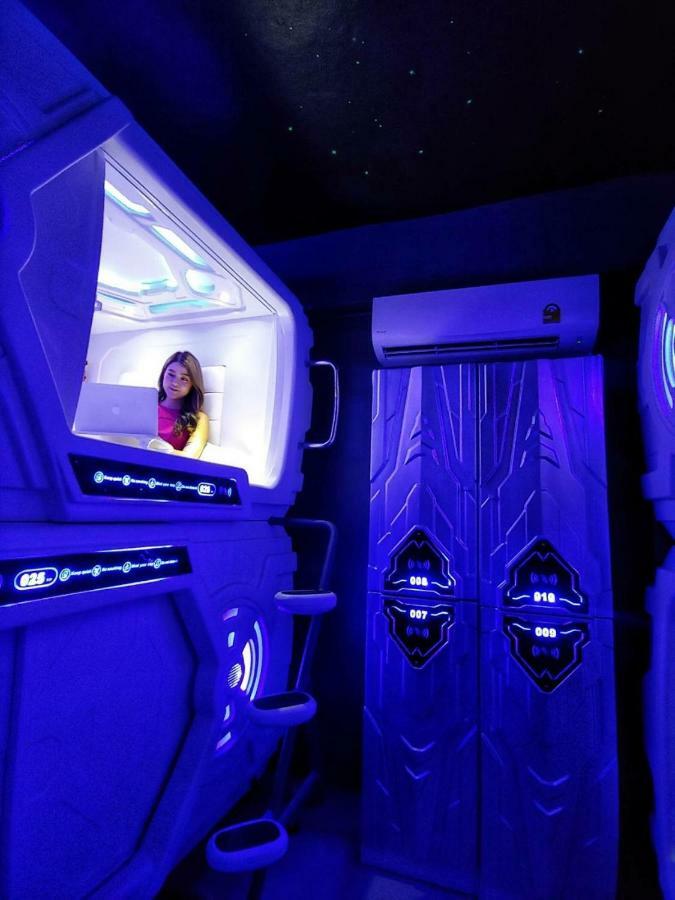 Met A Space Pod @ Asoke Банкок Екстериор снимка