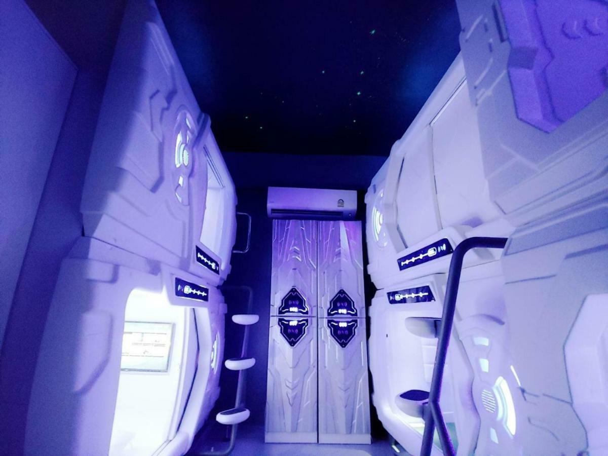 Met A Space Pod @ Asoke Банкок Екстериор снимка