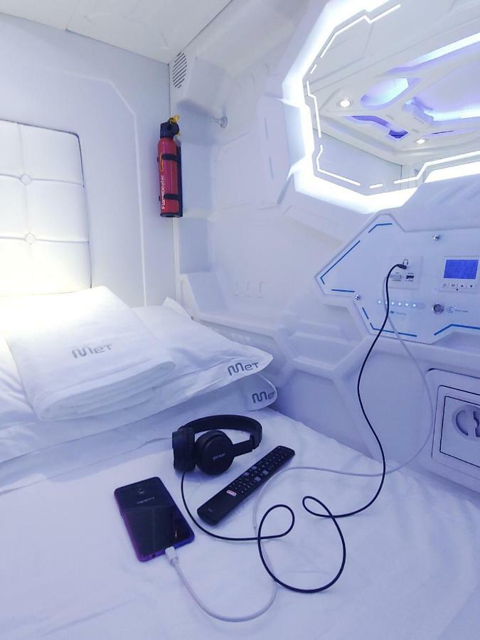 Met A Space Pod @ Asoke Банкок Екстериор снимка
