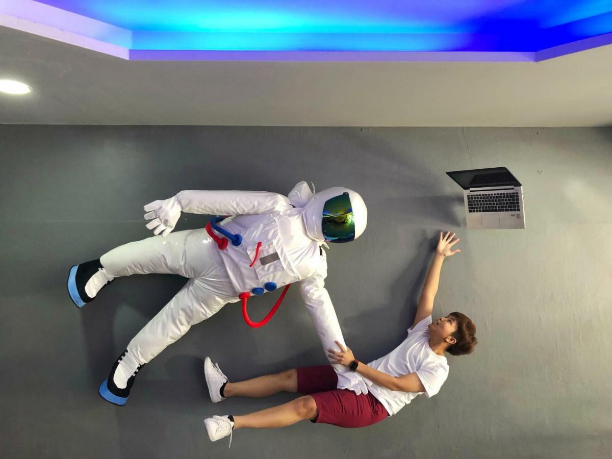 Met A Space Pod @ Asoke Банкок Екстериор снимка
