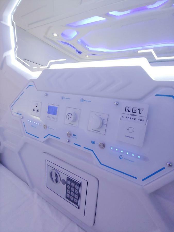 Met A Space Pod @ Asoke Банкок Екстериор снимка