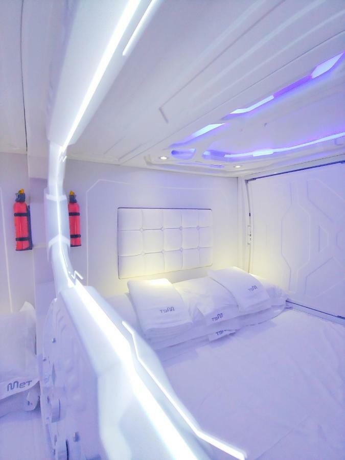 Met A Space Pod @ Asoke Банкок Екстериор снимка