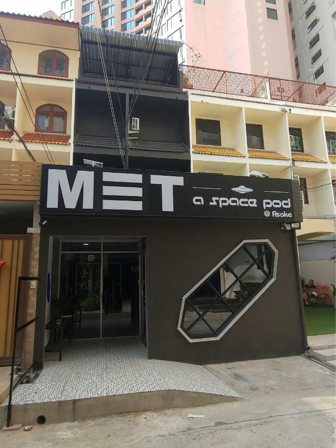 Met A Space Pod @ Asoke Банкок Екстериор снимка